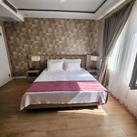Hotel No 44 *